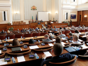 До всички депутати! Не ви ли е срам, докога ще се гаврите с парите на пенсионерите?!