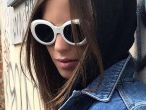 Хитът при слънчевите очила са белите рамки 
 