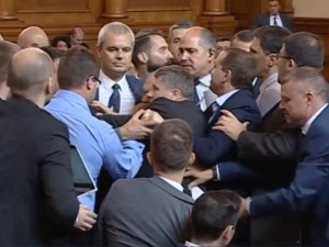 На вниманието на политиците: Народът ще се вдигне и ще ви изчегърта!