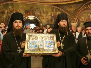Ризата на Богородица в Бачковския манастир твори чудеса 
 