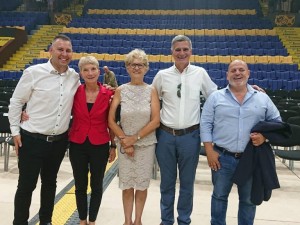 Стефан Янев разцелува Лили Иванова
 