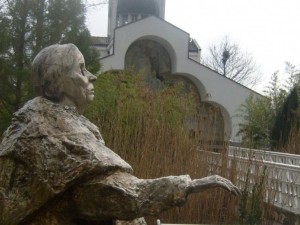 Хиляди се събират на гроба на Ванга, черпят ги с боб 
 
 