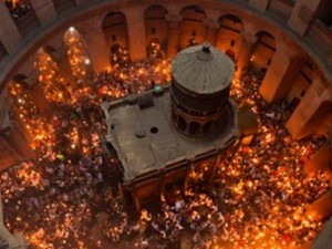 Божи гроб заблестя с мистична светлина