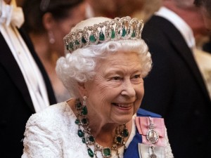 Елизабет II младеела с парафин, решела се с гребен от индийски глиган
 