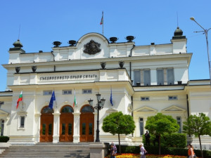 Нямат ли срам депутатите, че си качват заплатите
 