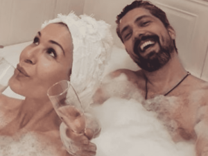 Вижте как се къпе Гала, за да няма бръчки
