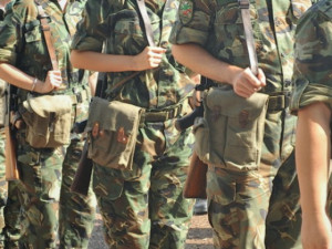 Връщат военното обучение в училище