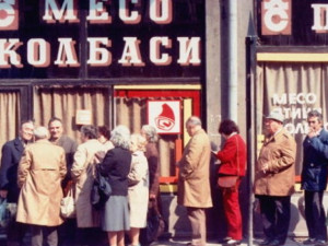 Магазините бяха празни, чакахме на опашки за щафета салам
 
 
