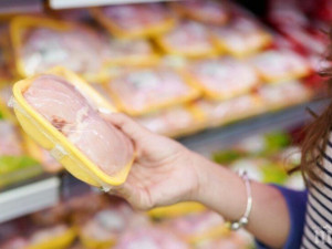 Заливат ни с храни с изтекъл срок на годност
 