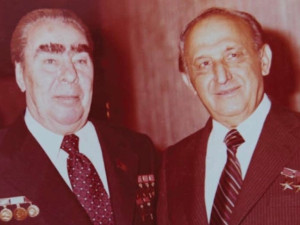 Вижте какъв уникален подарък прави Брежнев на Политбюро