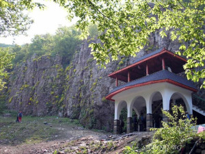 Извор в Родопите цери тежкоболни на Гергьовден 
 