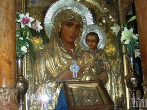 Чудотворна икона в село Добрич пуска миро и ухае на парфюм

