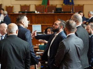 Докога ще ви търпим цирковете в парламента