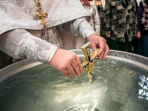 Светена вода се пие само на гладно
