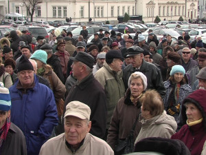 Тръгнете пеша сред народа и той ще ви каже: „Оставка!“
 