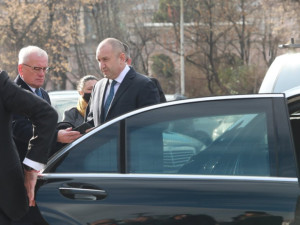 Радев с подарък лукс кола за ЧНГ