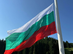 Сменят окъсаното знаме на Рожен