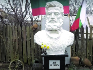 Семейство вдигна паметник на Ботев в двора си