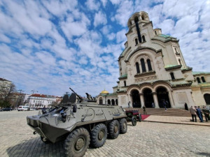 Поетът Недялко Йорданов с гневен стих след погребението на Патриарха: "А може би това е предизвестие, че утре идват бронетранспортьори?!"