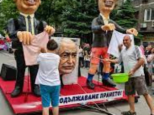 Карнавалът в Габрово осмя политиците