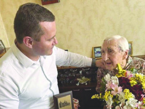 Столетничката баба Зорка не спира да посреща гости
 