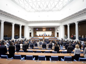 Евала! Депутатите ще вземат заплати и ще ползват слежубни коли и по време на предизборна кампания
 