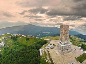 Паметникът на Шипка се руши
 