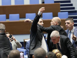 От нийде взорът надежда не види