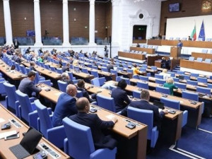 Депутатската заплата скочи с 800 лева!