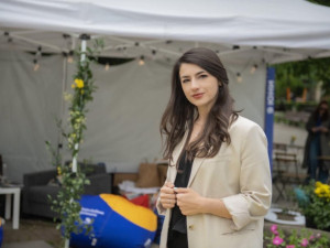 Лена ходи на работа в парламента по маратонки (Снимки)