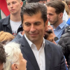 Кирил Петков си присади перчем