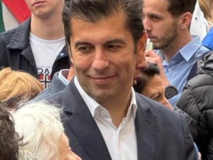 Кирил Петков си присади перчем