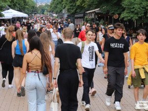 150 000 младежи нито учат, нито работят! Докога мама и тате ще се грижат за 30-годишните деца