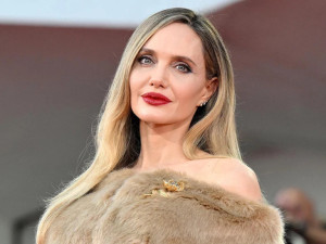 Щерката на Анджелина заживя с приятелката си
