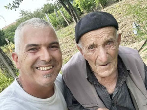 Столетникът бай Осман: И пия, и пуша, а доживях до 100!
