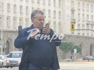 Отнесен от вихъра: Депутатът Манол Пейков пресича неправилно, докато зяпа в телефона си (Снимки)