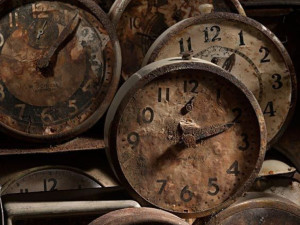 Не пазете счупени часовници
