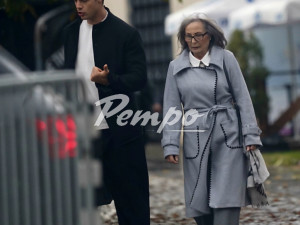 Секссимволът Филип Буков вози баба си в ауди за 180 бона (Снимки)
 