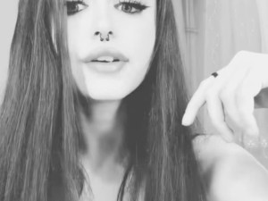 Ивет Стайкова, която уби баба си Виолета Донева, се прави на луда (Снимки)
