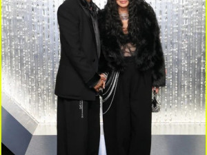 Шер глези 40 години по-младото си гадже с бижута 
