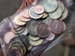 Опашки се извиха пред БНБ за първите български евромонети