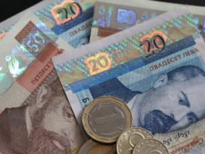 Справедливо ли е? Хора без образование и стаж ще получат коледна добавка