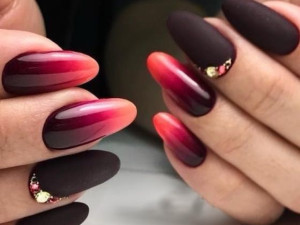 Маникюр в цвят бордо за зимата 
