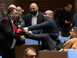 Парламент 2025: бой, шамари и ритници
&nbsp;