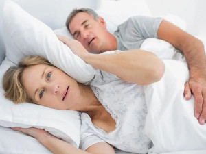 Спите до хъркащ партньор? Ето какви рискове крие това за вас
