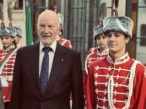Внукът на Симеон II се дипломира&nbsp;в Шаолин с часовник за 1000 евро (Снимки)