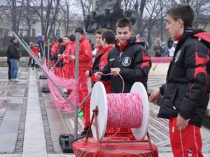 Плетат&nbsp;50 км мартеница&nbsp;за Гинес