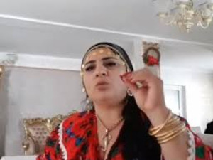 20-о поколение вещица върти магии за любов и пари (Снимки)
