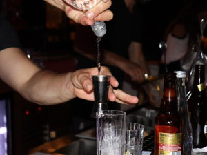 Редовното наливане с алкохол увеличава риска от рак на дебелото червo
