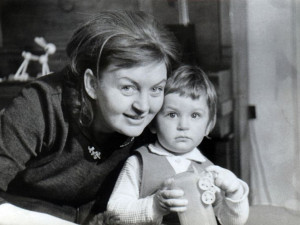 Внукът на Татяна Лолова яхна мотор
